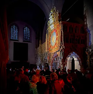 Symbolbild zur Unterseite für Besucher: zeigt Taschenlampenführung im Dom vor der Lettner-Uhr