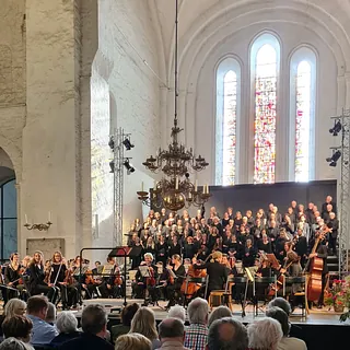 Symbolbild zur Unterseite für Besucher: zeigt Dom- und Jakobi-Kantorei vor einem Konzert im Westwerk des Domes