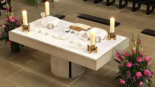 Symbolbild zur Unterseite für Besucher: zeigt zum Abendmahl vorbereiteten Altar