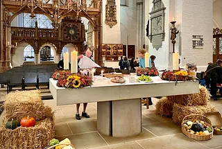 Symbolbild zur Unterseite für Besucher: zeigt Altar am Erntedankfest 