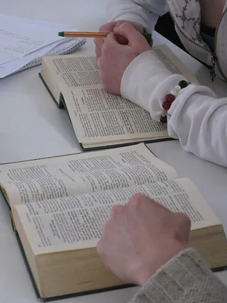 Symbolbild zur Unterseite für Besucher: zeigt Konfirmanden bei der Bibelarbeit