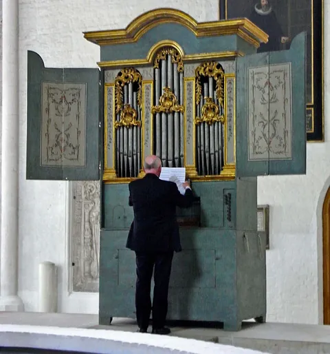 Hartmut Rohmeyer spielt im Stehen an der historischen Renaissance-Orgel